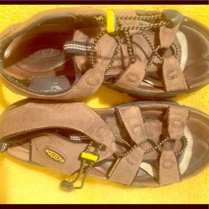 Women’s size 8 Keen